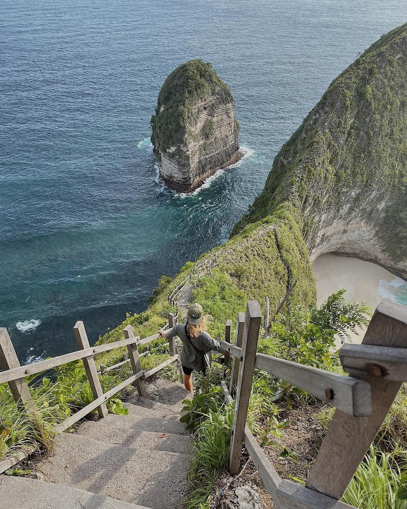 Nusa Penida – Kelingking Beach (From Above) bali-rent-car-with-driver-best-instagrammable-spot-in-bali (1)