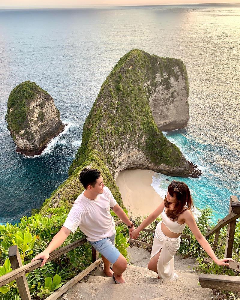 Nusa Penida – Kelingking Beach (From Above) bali-rent-car-with-driver-best-instagrammable-spot-in-bali (3)