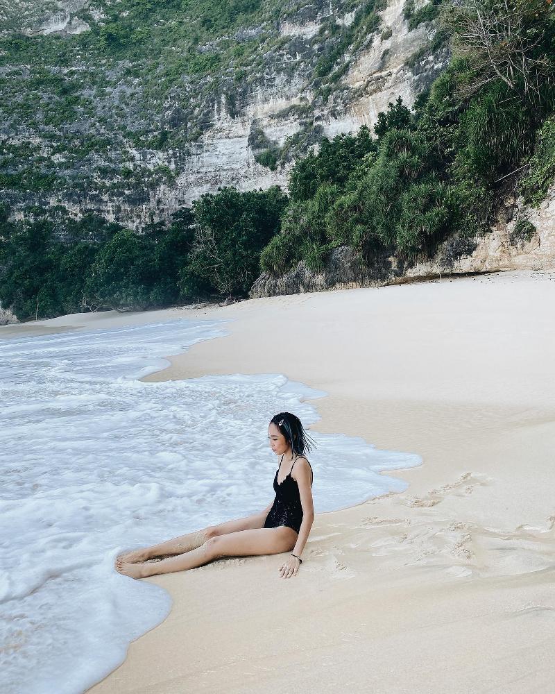 Nusa Penida – Kelingking Beach (From The Beach) bali-rent-car-with-driver-best-instagrammable-spot-in-bali (1)