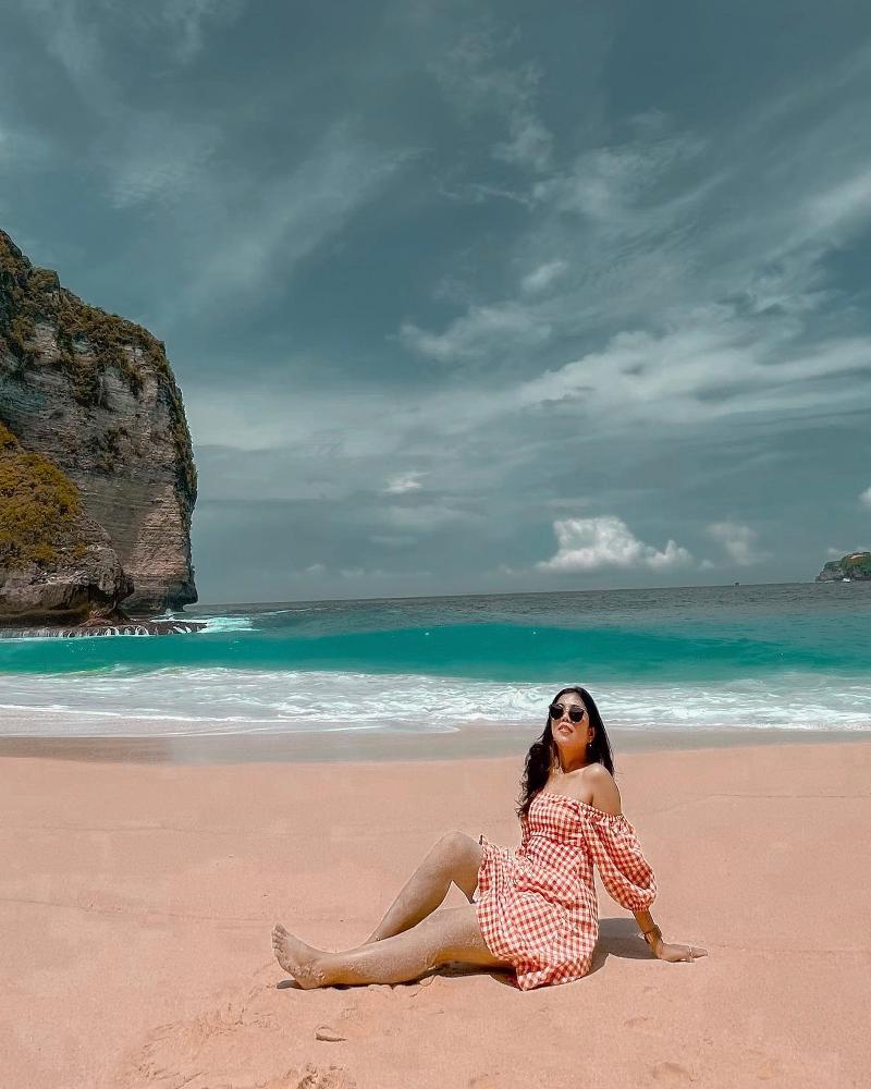 Nusa Penida – Kelingking Beach (From The Beach) bali-rent-car-with-driver-best-instagrammable-spot-in-bali (3)