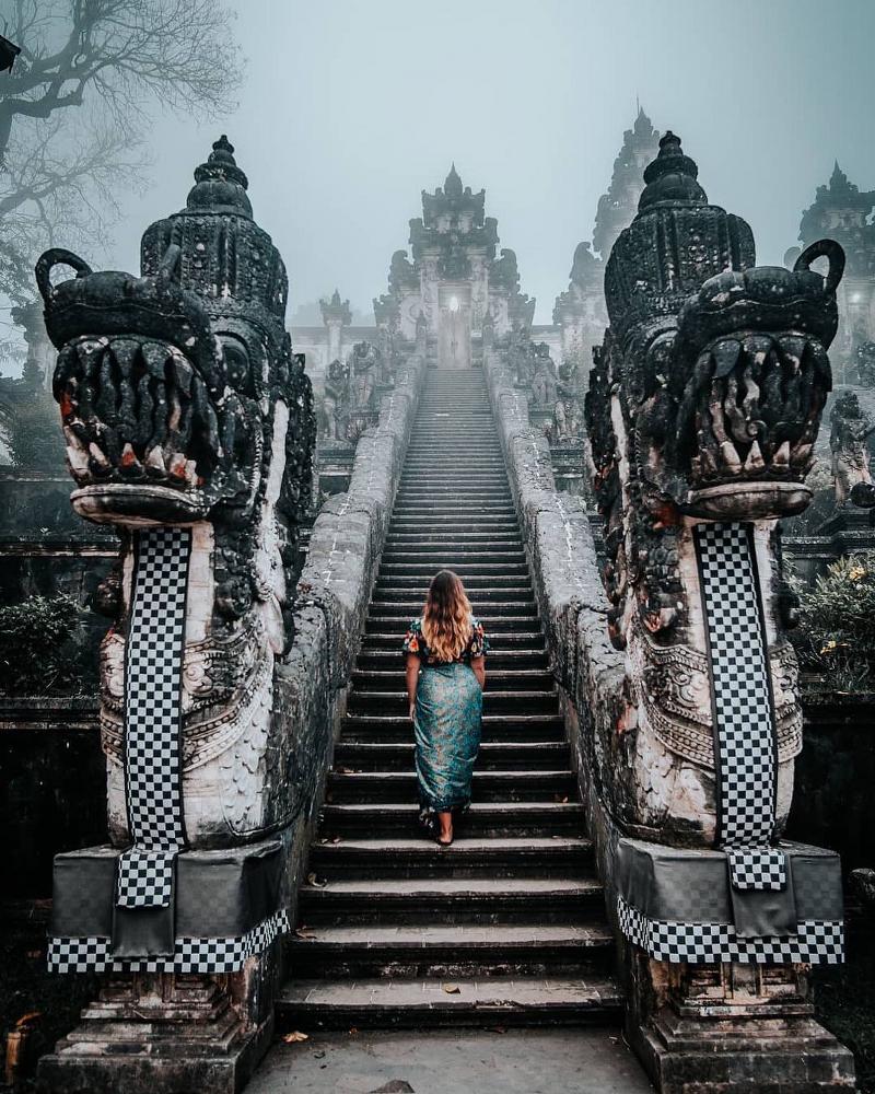 Pura Penataran Agung Lempuyang bali-rent-car-with-driver-best-instagrammable-spot-in-bali (3)