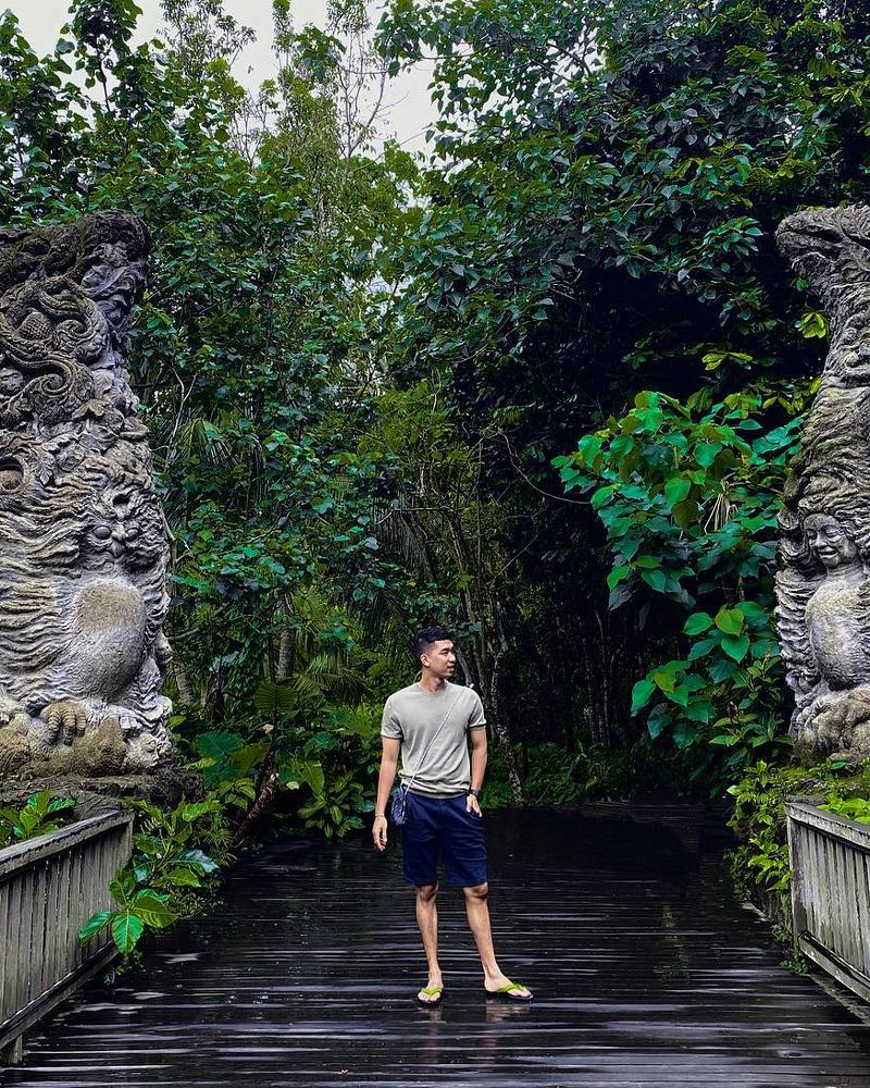 Ubud Monkey Forest bali-rent-car-with-driver-best-instagrammable-spot-in-bali (3)