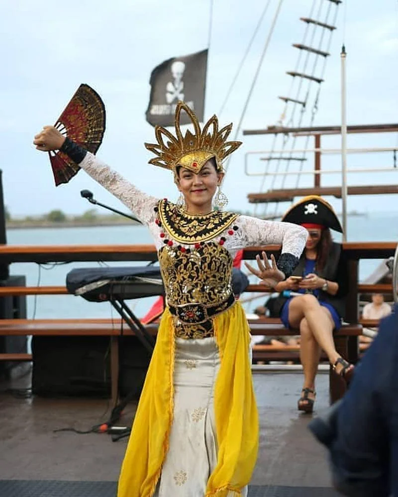 Dinner Pirate bali-rent-car-with-driver-Experience-and-Activities-Tour (4)