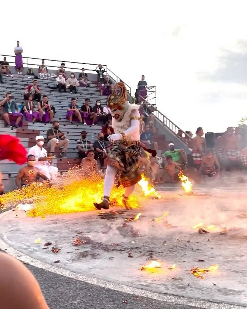 Pura Luhur Uluwatu (Uluwatu Temple) bali-rent-car-with-driver-Experience-and-Activities-Tour (1)