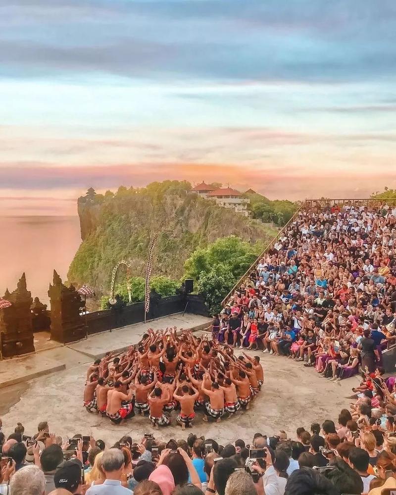 Pura Luhur Uluwatu (Uluwatu Temple) bali-rent-car-with-driver-Experience-and-Activities-Tour (2)